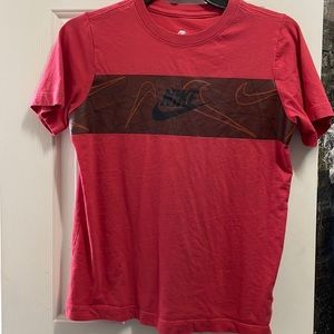 Boys Nike large shirt 👕 light red